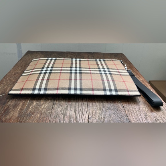 Authentic Burberry Novacheck Clutch Wristlet NWT - Picture 7 of 9